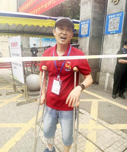 班主任拄拐杖为学生送考是怎么回事