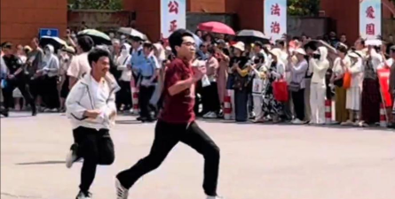 第一个跑出考场的考生是谁 第一个跑出考场的考生是谁