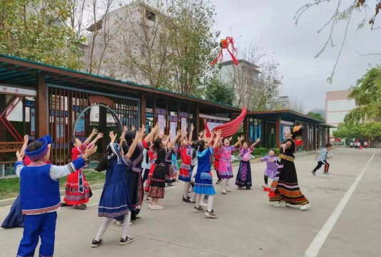 新兴县太平镇三根榕小学