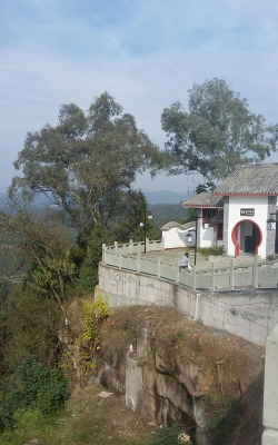 阆中市二龙镇小学校