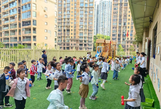 潮阳市两英东北新苗幼儿园