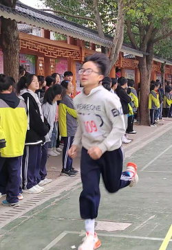 凯里市三棵树民族中学