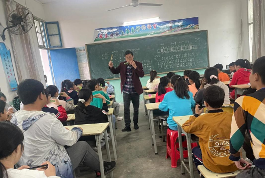 新兴县稔村镇兴育小学