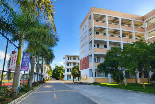 饶平县所城镇龙湾慈云中学