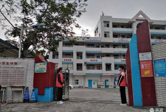 新兴县里洞镇初级中学