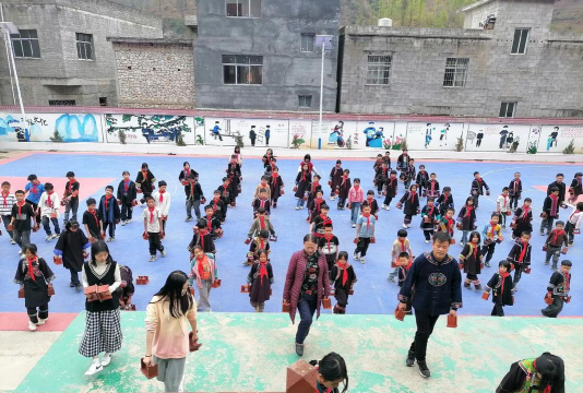 白毛坪民族中心小学