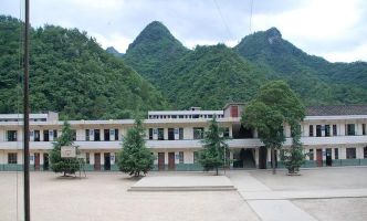 长阳县榔坪镇秀丰桥小学