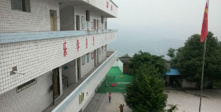 丰都县湛普镇初级中学校