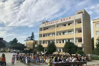 兴义市万屯镇围山湖中心学校