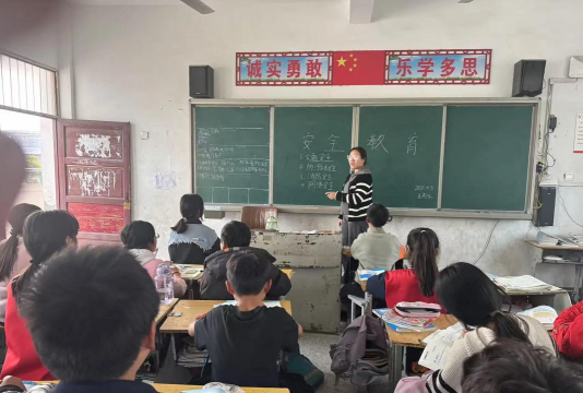 平泉县松树台乡中心村小学