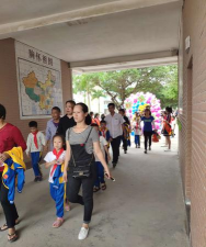 青平镇中心小学不较详细