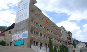 长阳县榔坪镇秀丰桥小学