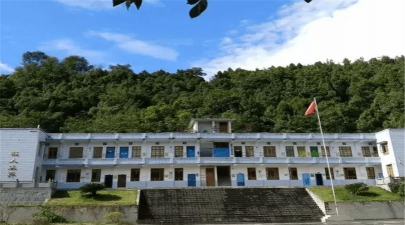 阆中市二龙初级中学校