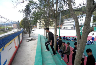 从江县往洞中学