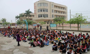 草潭镇第一小学