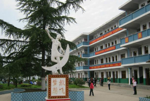 何店镇小学