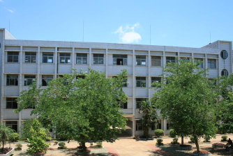 灵山镇中心学校