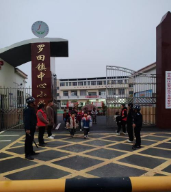 灵山镇罗权中心小学