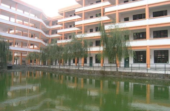 都江堰市崇义乡中学