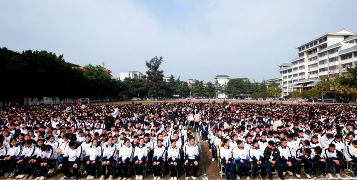 龙垭镇东风中学