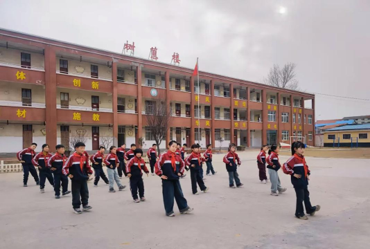 腰新乡中心小学