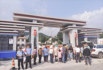 松他克乡肖路克中学