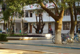 灵山镇中心学校