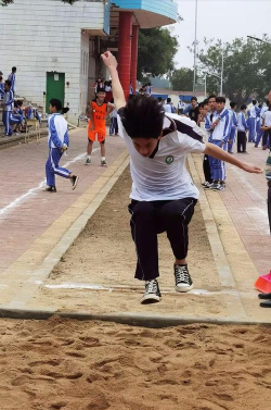 新兴县河头镇初级中学