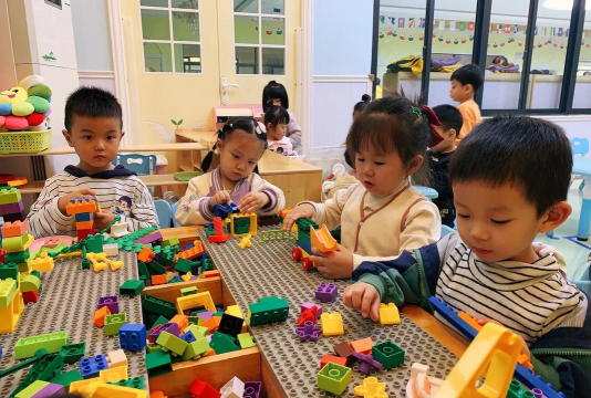 东风朝柴劳服幼儿园