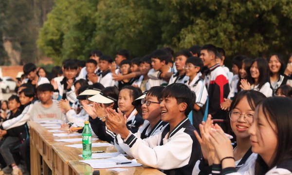 石屏县哨冲中心校