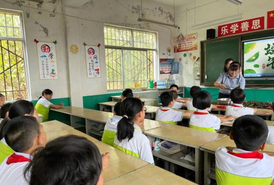 西安市蓝田县信合陈沟岸希望小学学前班