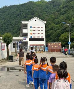 临安市大峡谷镇鱼跳中心学校