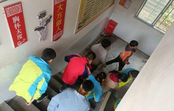 龙坪镇中心学校