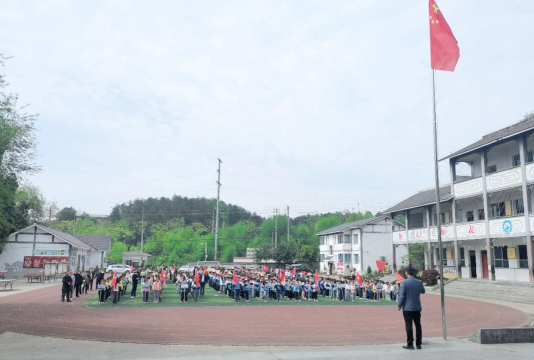 凯里市三棵树镇民族中学