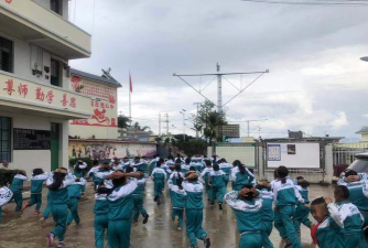 沧源县芒卡镇崇源小学户外活动场地