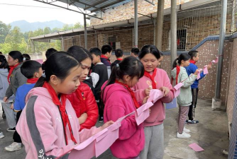 新兴县里洞镇中心小学