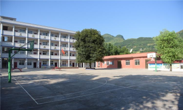落卜镇中心小学