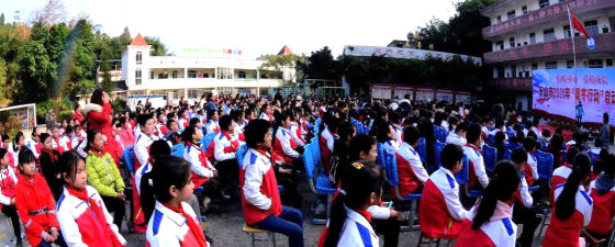 犍为县龙孔镇中心小学户外活动场地