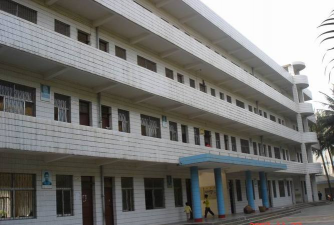 灵山镇中心学校