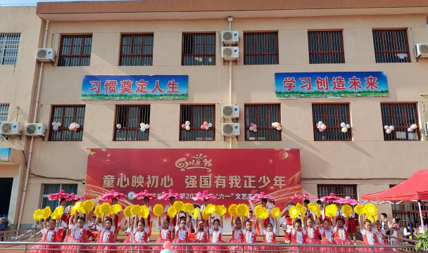 长沙市开福区西长街小学户外活动场地