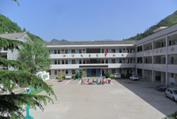 洛南县洛源镇中心小学户外活动场地