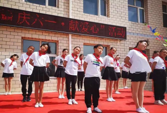 炮梁中心小学户外活动场地