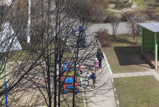 早春幼儿园户外活动场地