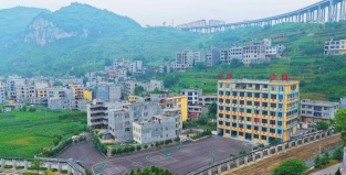 镇雄县泼机镇亨地中学