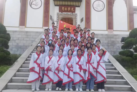 兴国镇中心完全小学