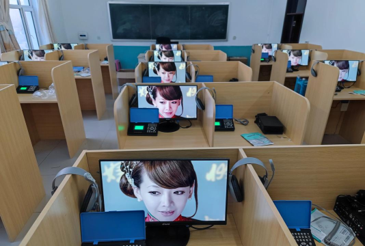 密山市连珠山镇朝鲜族中学阅读区