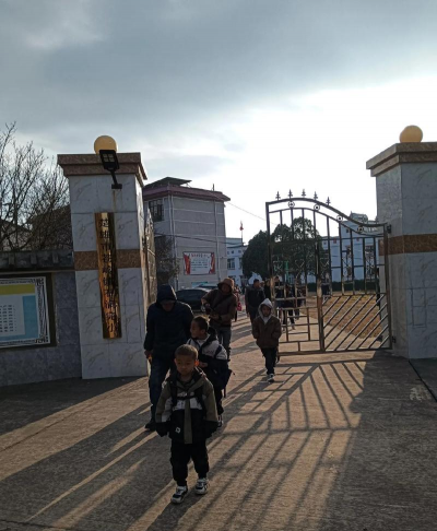 阳江市阳东区塘坪镇宁光小学阅读区