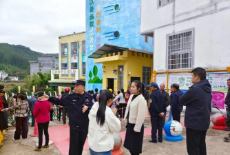 江西省会昌县高排中心小学阅读区