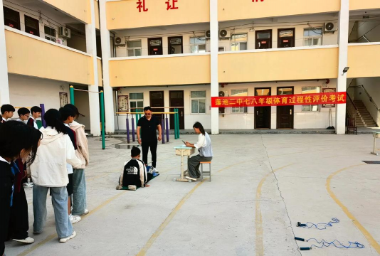 金鼎山镇莲池中学阅读区