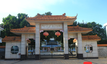 灵山镇中心学校